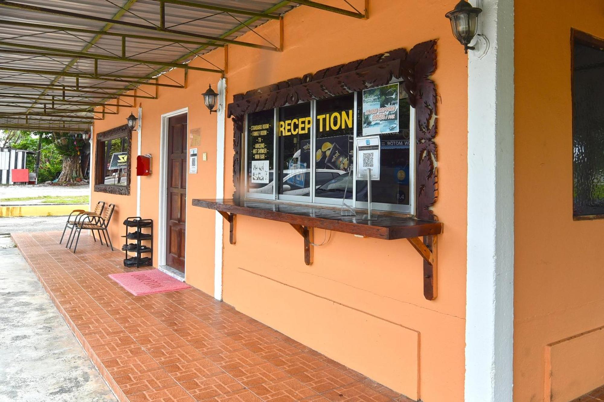 Oyo 90561 Awan Biru Motel Pantai Cenang  Exterior foto